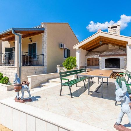 Cozy Home In Neoric With Outdoor Swimming Pool Экстерьер фото