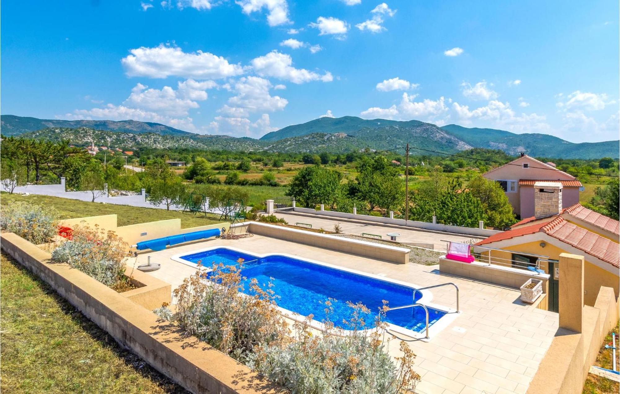 Cozy Home In Neoric With Outdoor Swimming Pool Экстерьер фото